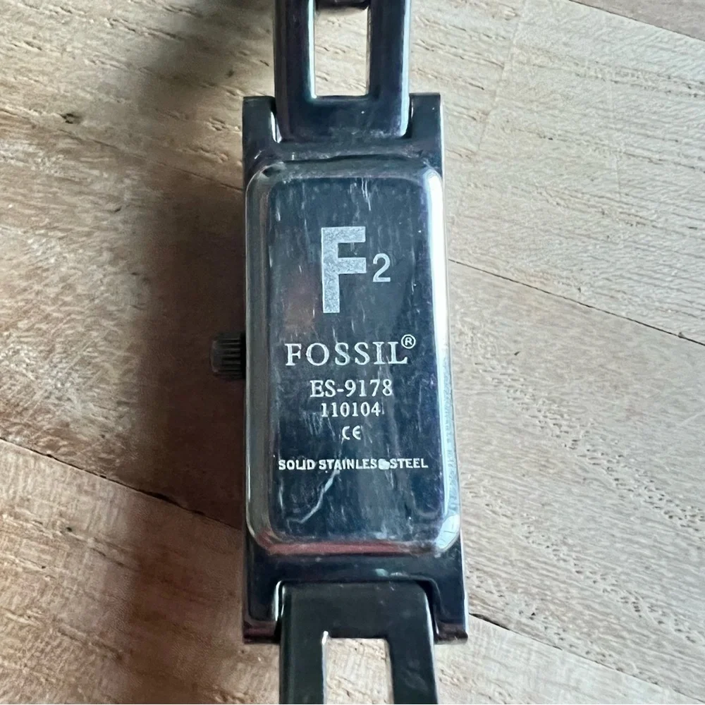 Fossil f2 ladies rectangular red dial stainless steel bracelet watch NEW BATTERY - Picture 5 of 7